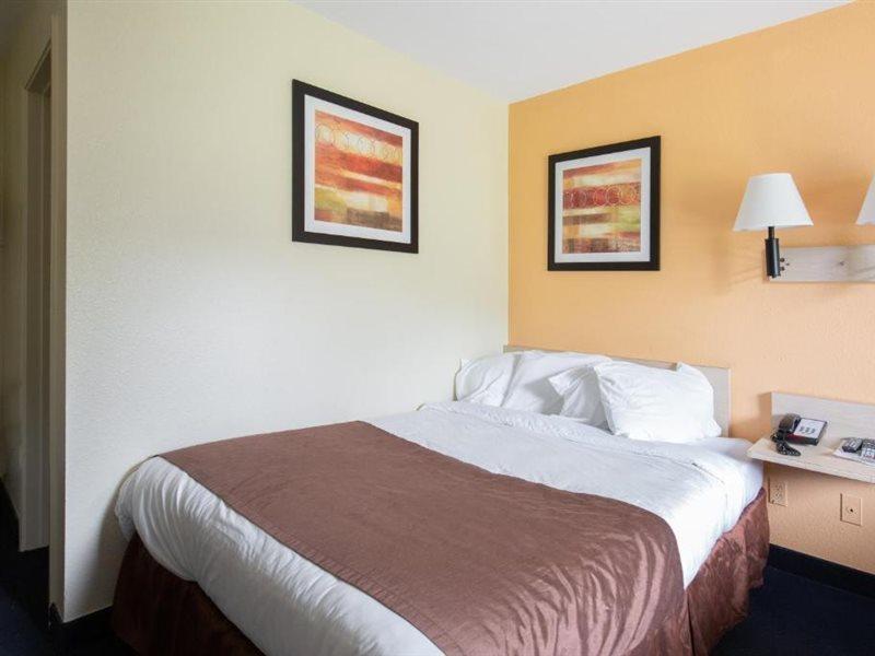 Days Inn By Wyndham New Philadelphia Exterior foto