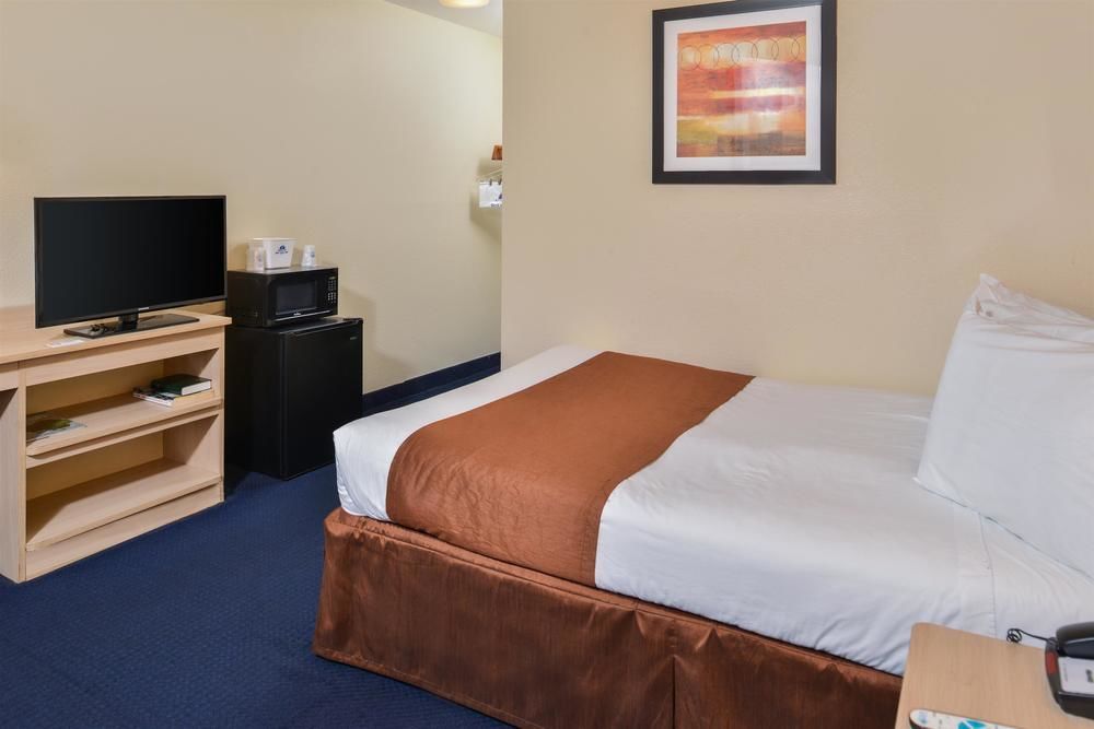 Days Inn By Wyndham New Philadelphia Exterior foto