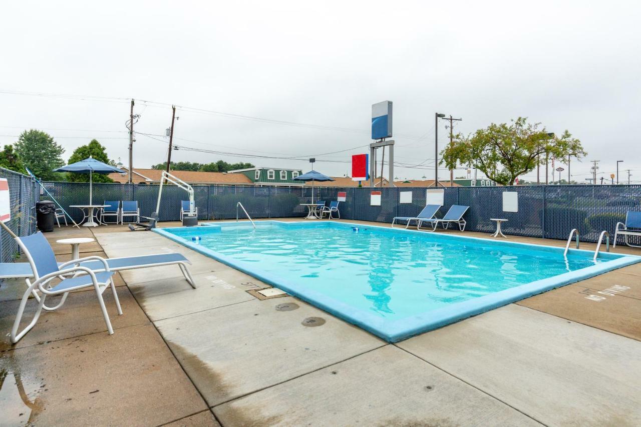 Days Inn By Wyndham New Philadelphia Exterior foto