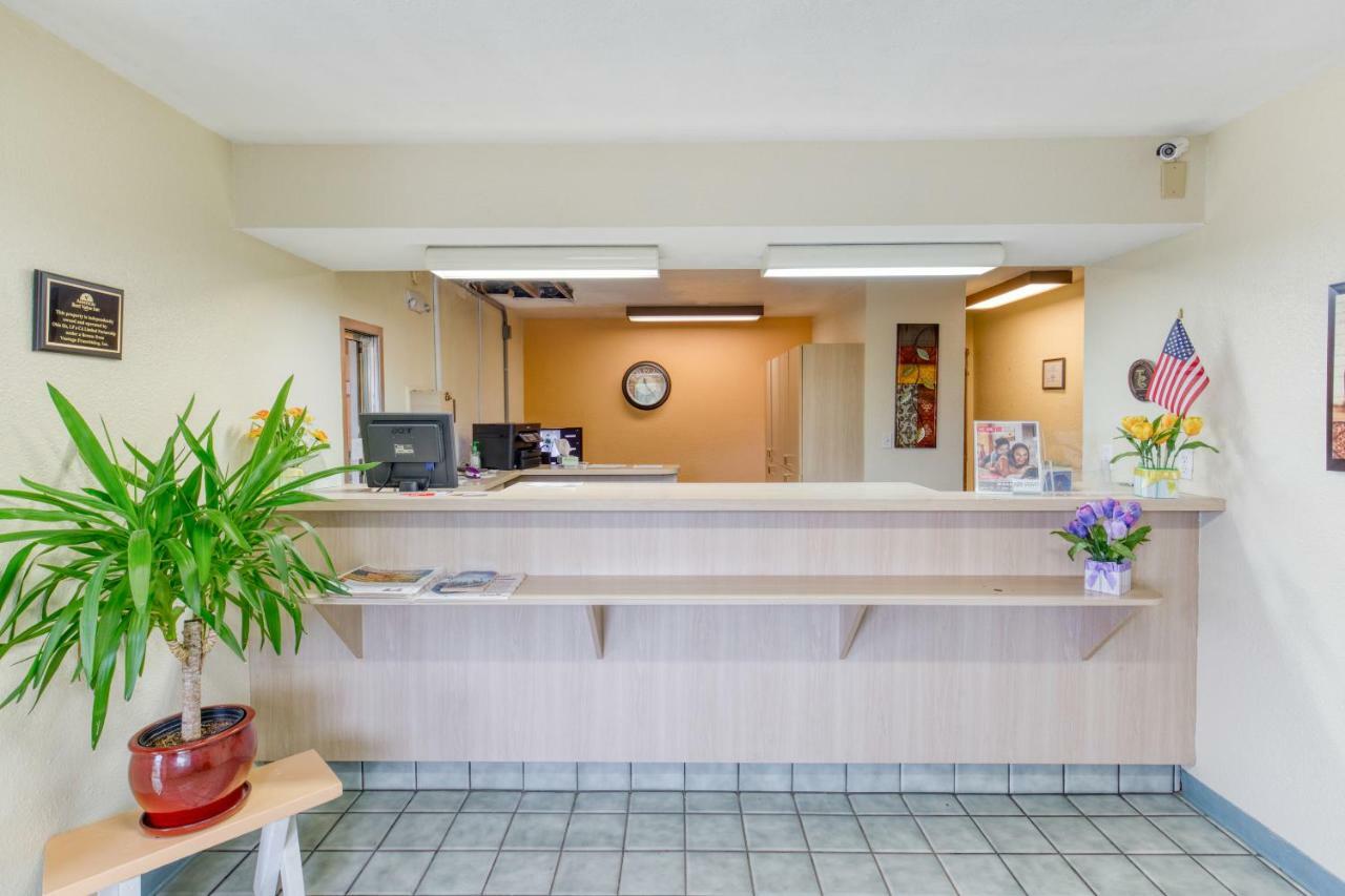Days Inn By Wyndham New Philadelphia Exterior foto