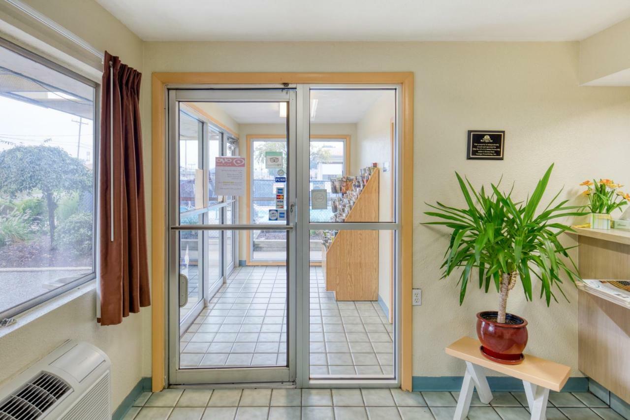 Days Inn By Wyndham New Philadelphia Exterior foto