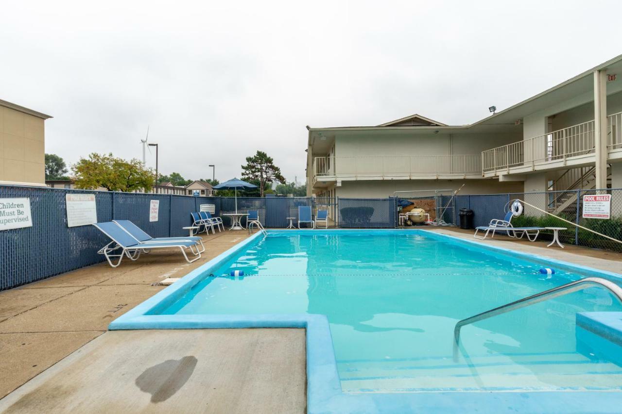 Days Inn By Wyndham New Philadelphia Exterior foto