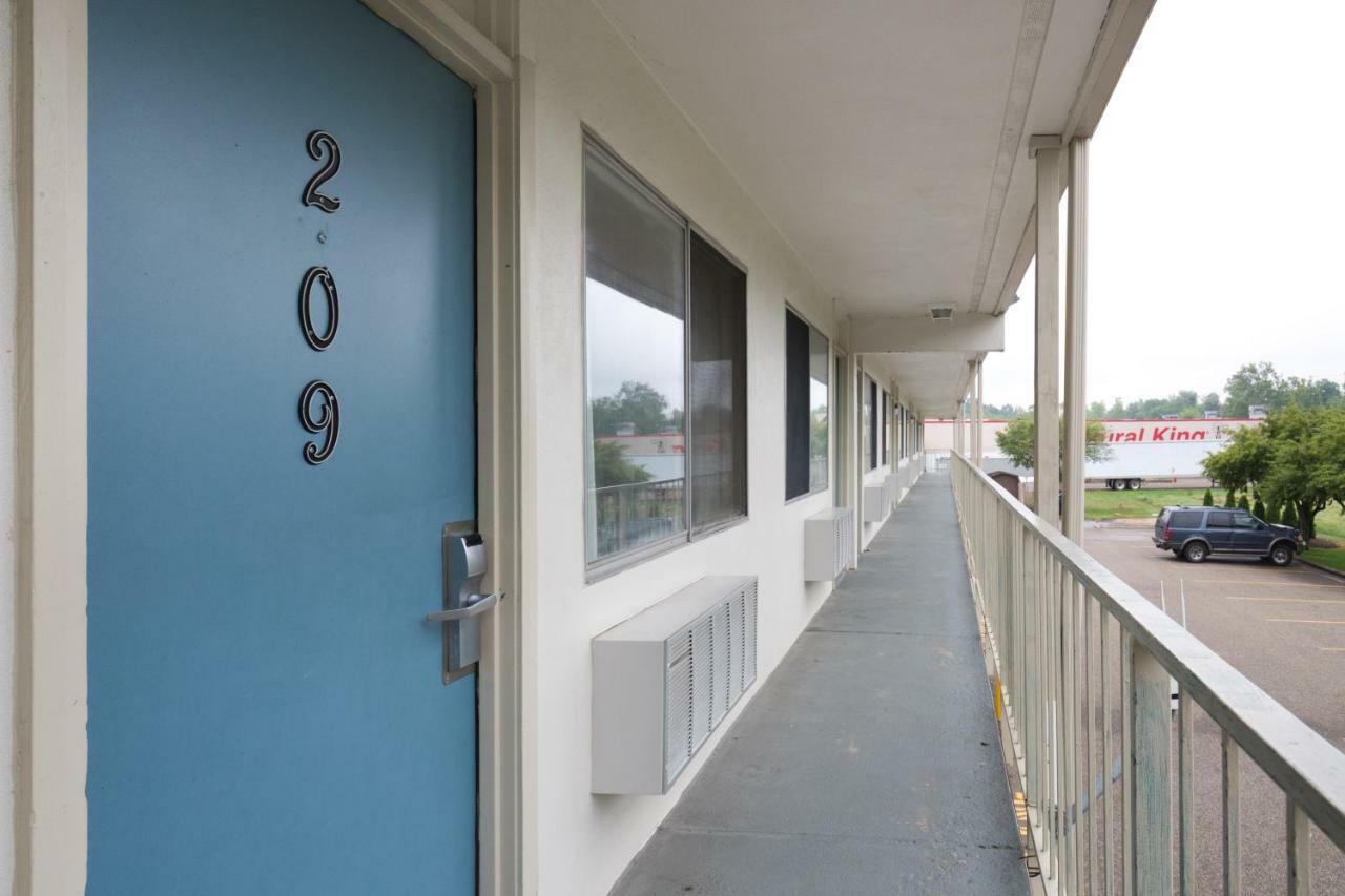 Days Inn By Wyndham New Philadelphia Exterior foto