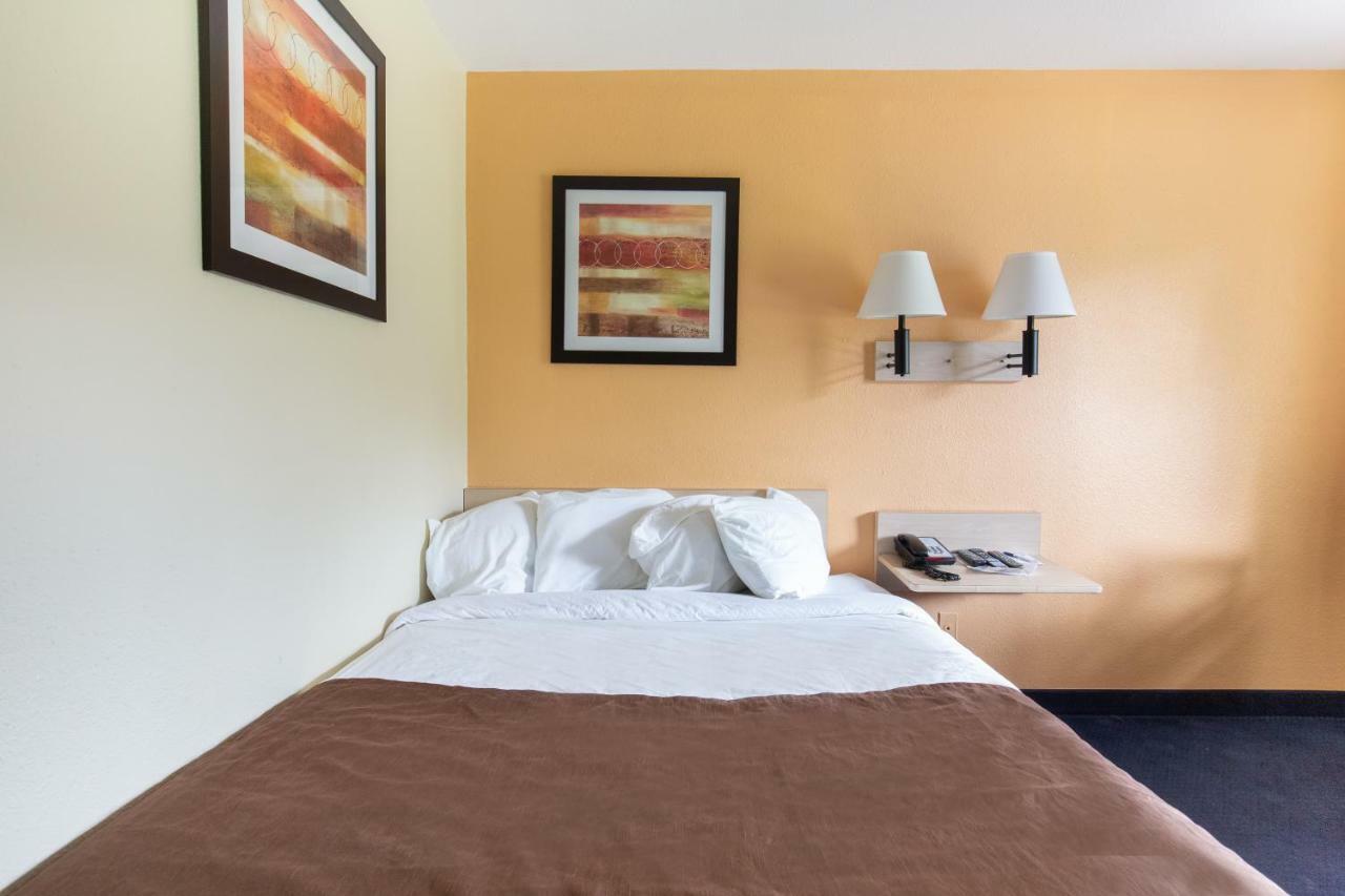 Days Inn By Wyndham New Philadelphia Exterior foto
