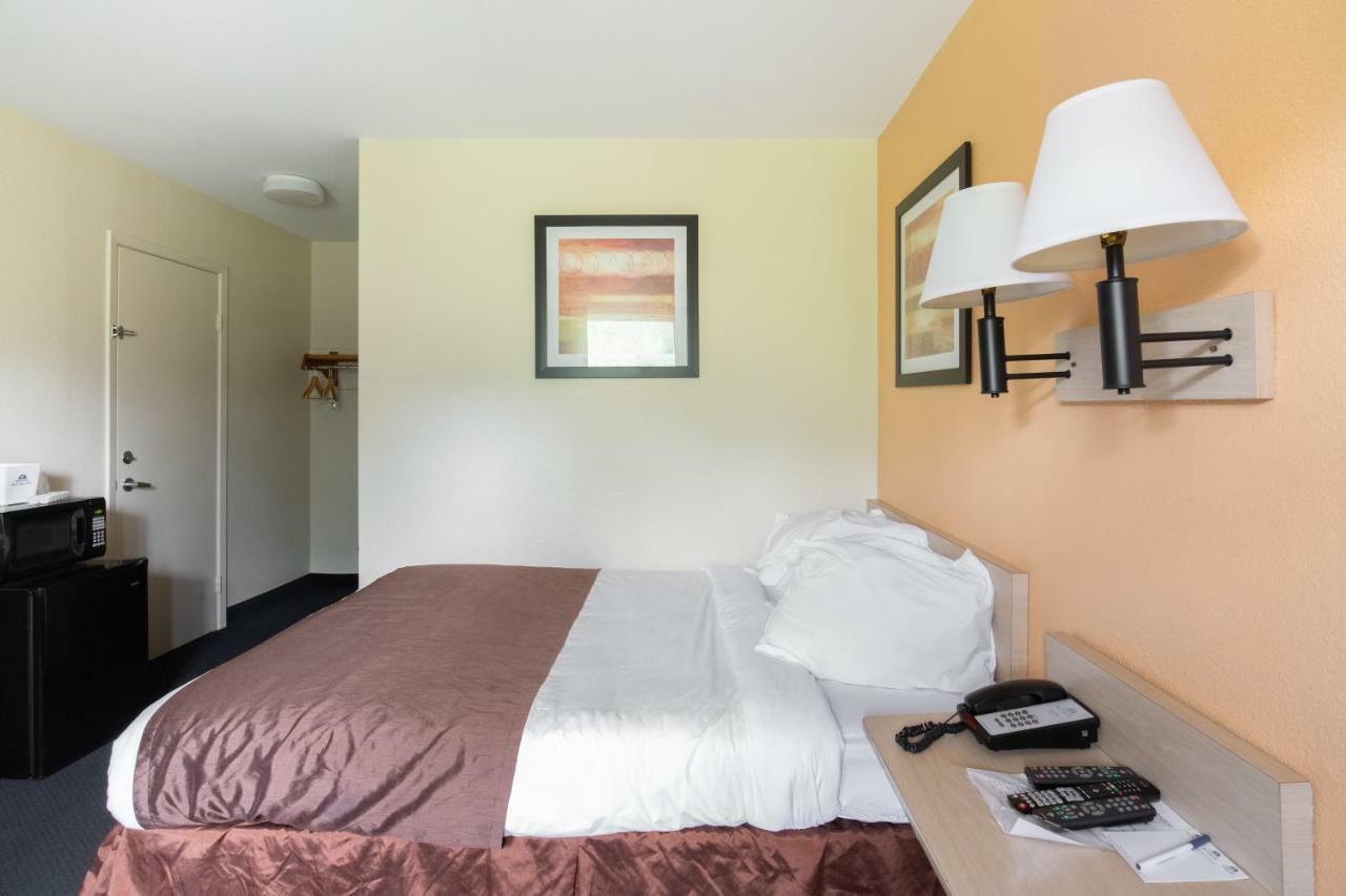 Days Inn By Wyndham New Philadelphia Exterior foto